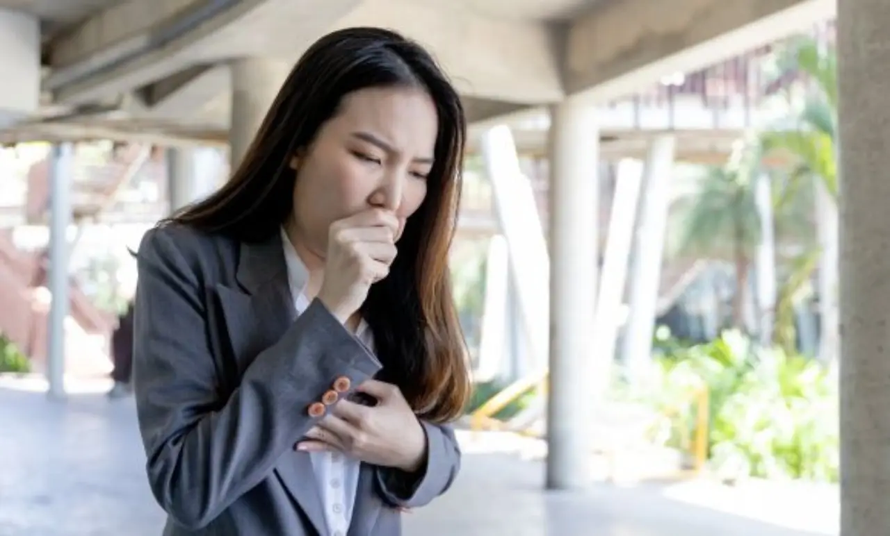 Tosse secca e persistente? Ecco come riconoscere subito se è bronchite e cosa fare