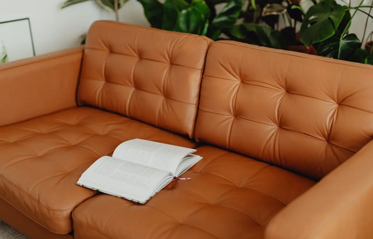 Sudi quando ti siedi sul divano in pelle? Ecco la verità sul problema